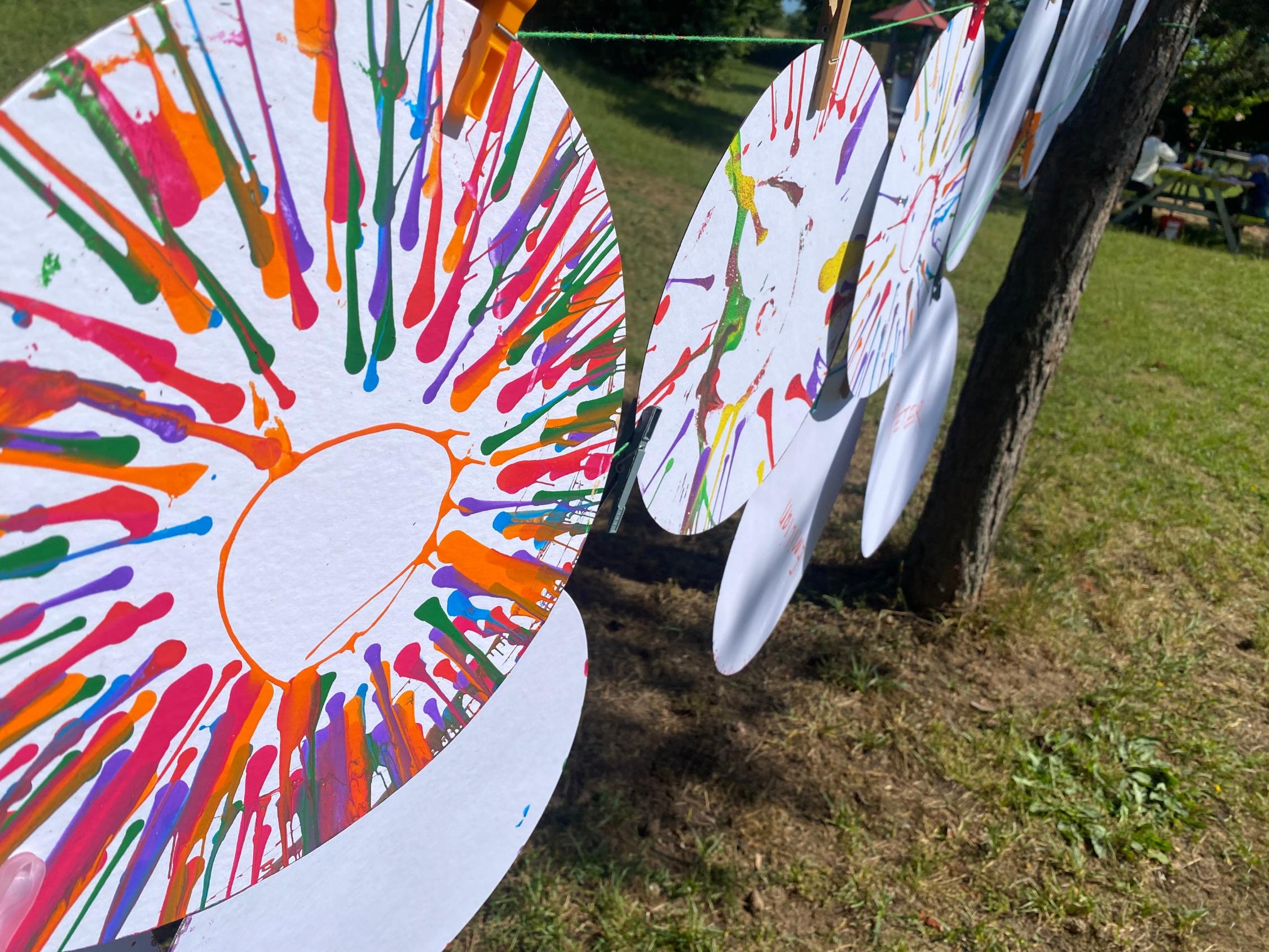Es gab viele bunte Farben zum Experimentieren mit der Farbschleuder.